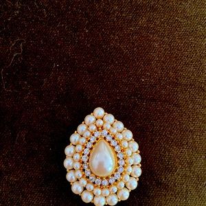Beautiful brooch with CZ stones and pearls